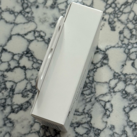 BRAND NEW Authentic Apple USB-C to Lightning Cable (1 m) - Picture 4 of 7